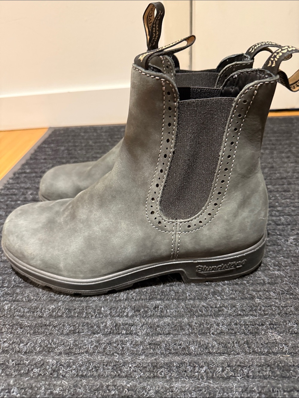 Blundstone women’s  Chelsea Boots - Distressed Brown high top.